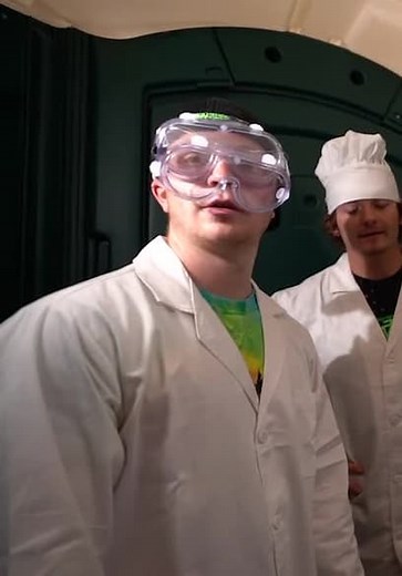 Unspeakable S03:E06 - Last to Leave the Porta Potty Challenge