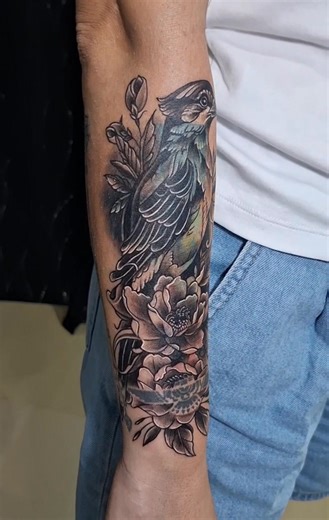 "A sparrow tattoo can symbolize freedom, resilience, and the joy of simple pleasures. Historically, sailors used them to represent a safe return home after long journeys, and they are also associated with love, loyalty, and good luck. In a spiritual context, they can represent divine guidance and care🖤🤍 | Rommel Tattoo