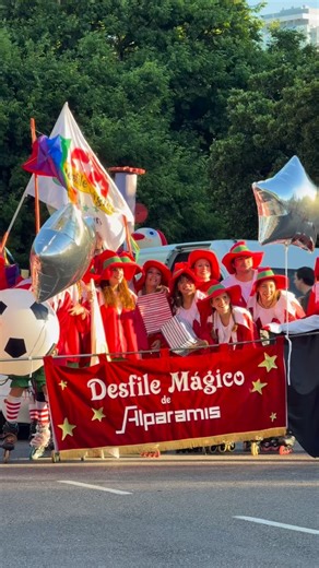 DescubrirBA on Instagram: "Así se vivió el Desfile Mágico @alparamis_ en la Ciudad de Buenos Aires. En el marco de Navidad en la Ciudad, las calles se llenaron de movimiento con una propuesta que reunió a familias y vecinos. Carrozas, diferentes personajes y la llegada de Papá Noel en su trineo acompañaron una tarde pensada para grandes y chicos. 📍Plaza Sicilia, Av. del Libertador y Av. Sarmiento, Palermo. @alparamis_ @alparamiskids"