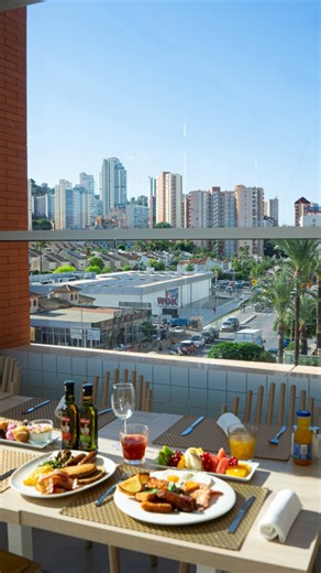 15 reactions · 9 comments | Desayunar con vistas a la montaña y a la ciudad, almorzar con luz natural y disfrutar de un buffet que entra por los ojos. Así se vive la experiencia gastronómica en Hotel BCL Levante Club: sabor, vistas y un ambiente que invita a quedarse un rato más. #BCLLevanteClub #HotelesBCL #Benidorm #CostaBlanca #BuffetExperience #LevanteClub #MediterraneanViews #Gastronomía | Hotel BCL Levante Club | Facebook