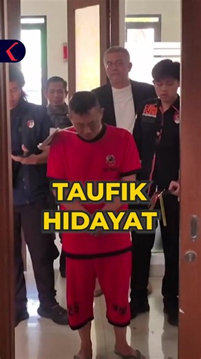 TAUFIK HIDAYAT MENGAKUI SEMUA PERBUATANNYA Taufik Hidayat, tersangka penyekapan dan penganiayaan terhadap kekasihnya, mengakui seluruh perbuatannya saat menjalani rekonstruksi kasus yang digelar pada Kamis (2/7). Polisi menyebut tidak ada penolakan dari tersangka terhadap rangkaian adegan yang diperagakan. Rekonstruksi dihadiri keluarga korban, kuasa hukum kedua belah pihak, LPSK, dan kejaksaan. Menurut penyidik, tersangka mengaku sempat khawatir korban meninggal dunia sehingga berupaya merawat 