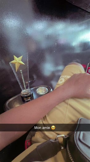 Mon amie actuellement 🥹🥹@Brazza Buzz @StarsEnLigne @Wolvé gang @monalisa_nigthclub_bzv