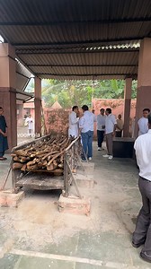 624K views · 11K reactions | rip satish shah. friends, family and folks from the film industry at the late veteran actor’s funeral. | Voompla | Facebook