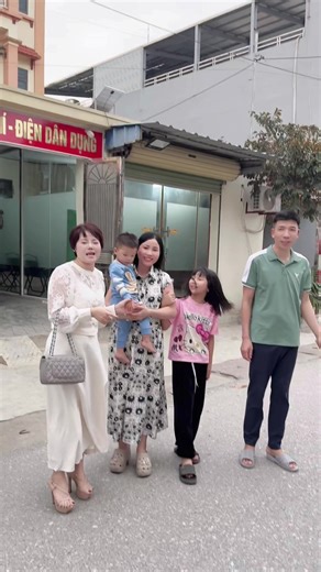 1989 - Kỷ Tỵ! Thầy bảo tuổi này của bọn mình lận đận, vất vả! 2 chị em mình bằng tuổi nhau nên ngay từ khi vào team đồng hành Y SKIN, bạn ý đã động viên mình: 89 cùng cố gắng nhé bạn! Bên ngoài bạn ý xinh và trẻ hơn trên video mng ạ! Mng có nhận ra ai đây ko ạ? Tuổi 89 mng ra sao rồi ạ? #trending #trend #tiktok #Thuý_Diệu #bùi_thị_thoan