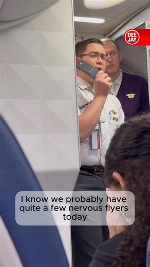 Un pilota della Delta Airlines ha completamente trasformato un volo teso rassicurando i passeggeri preoccupati per la sicurezza a causa della crisi e del blocco del governo negli Stati Uniti, che sta aggravando la carenza di controllori di volo. �“Mia figlia ha imparato a dire ‘gelato’ prima che io partissi per questo viaggio e mi ha fatto promettere di portarglielo al mio ritorno. Niente, assolutamente niente, di pericoloso si metterà tra me, quel gelato e quella bambina.” Nella cabina è calato