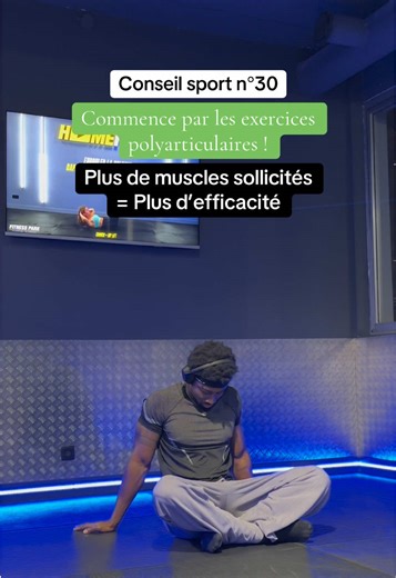 Conseil sport n°30 :Commence par les exercices polyarticulaires ! Les exercices polyarticulaires, comme le squat, le développé couché ou le tirage, font travailler plusieurs muscles en même temps. Les placer en début de séance te permet d’avoir plus d’énergie, plus de force et une meilleure qualité d’exécution. Tu construis une base solide, tu gagnes en puissance et tu rends ta séance beaucoup plus efficace. Commencer par le plus important, c’est optimiser ton entraînement dès la première minute