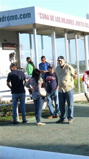 Roboter-Kellner! Die Zukunft ist jetzt in diesem Restaurant! #shorts