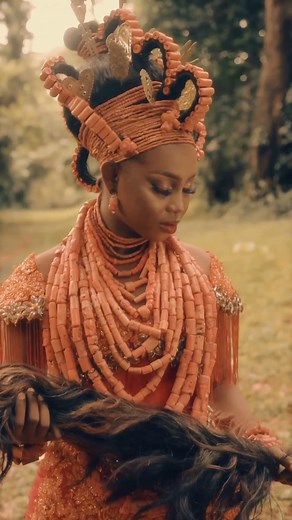 The Edo bride is a symbol of the rich culture and history of the Edo people of Nigeria 🇳🇬 The traditional Edo bridal attire consists of a coral beaded crown, a coral beaded vest, a wrapper made from a luxurious fabric such as velvet, lace, or George, and coral bead jewelry. The crown is called an “Okuku” and it is a work of art, often featuring intricate designs and patterns. The vest is called an “Eto-Okuku” and it is also beaded with coral beads. Her attire is a symbol of her beauty, her wea