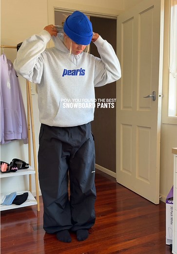 Stylish Snowboard Girl Outfit: Baggy Pants for Every Color