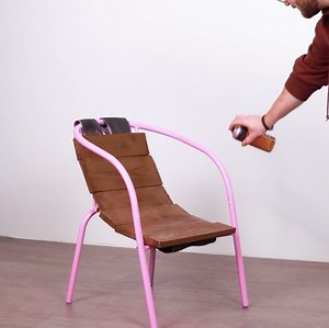 Il a utilisé une palette en bois pour fabriquer une chaise de jardin très cool ! | Brico Enfants