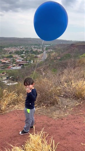 Boy Sends His Pacifier to Mom in Heaven… ❤️🎈