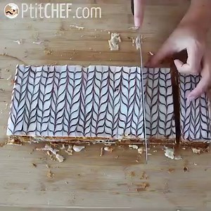 Apprenez à faire un mille feuille vous-même grâce à notre vidéo pas à pas !😍 🍴La recette complète de ce mille-feuille sur notre site→https://www.ptitchef.com/fid-1569801 🎥Plein d'autres recettes-vidéo sur notre chaîne Youtube→http://bit.ly/YoutubePtitchefcom | Les recettes vidéo de Ptitchef.com