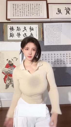 Cheng Yi Nan on Instagram: "It’s so hard, nobody here likes my videos 😭 #art #書法 #beautiful #customized"