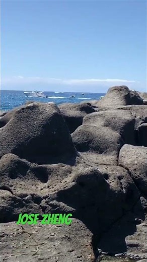 奇怪的礁石🪨 好清澈的海水、 鱼🐟…