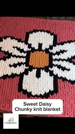 Watch this beautiful daisy chunky knit blanket come together in less than three minutes beginning to end! #chunkyblanket #handknit #chunkyknit #handknitted #handmadewithlove #chunkyknitblanket | Mende Lewis