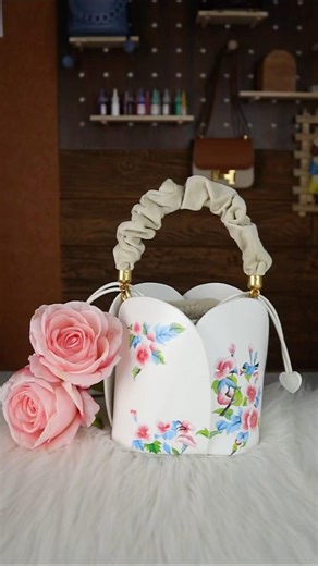 Do you love this delicate white petal bag as much as I do？ #handbag #bag #customize #usa #luxury