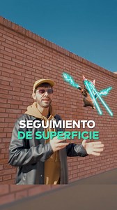 La mayoría no sabe que puede hacer esto con solo un par de clics en Filmora… Para pegar cualquier texto o imagen en una pared como si fuera parte real del video solo necesitas una herramienta: el Seguimiento de Superficie en Filmora. ✅ Dibujá la perspectiva de la pared ✅ Iniciá el rastreo ✅ Colocá la imagen o texto que quieras ✅ ¡Y listo! Parece magia Ponte creativo y, si eres fan de estos trucos, comentá “Truco con Filmora” y te compartimos más herramientas que nadie sabe ;) #cinetico #textos #