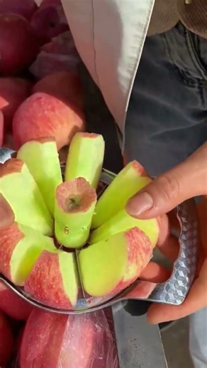 the process of splitting an apple with a unique knife #shorts