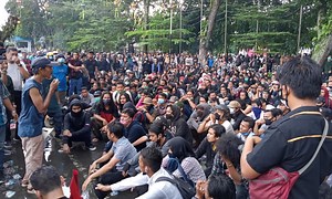 VIRAL Mahasiswa Undip Masuk Parit Besar saat Demo UU Cipta Kerja: Semangat Mas, Kamu Hebat - Tribun-medan.com