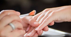 Faux ongles ou vernis semi-permanent, quelle technique est la plus adaptée pour moi ?