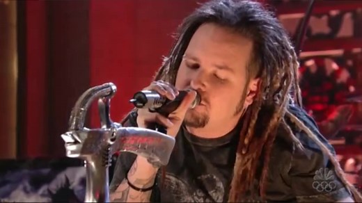 On November 19, 2005, Korn made their Satuday Night Live debut performing ‘Twisted Transistor’ and ‘Freak On A Leash’. Here’s their ‘Freak On A Leash’ performance. #korn #numetal #2000s #liveperformance #jonathandaviss #2000srock