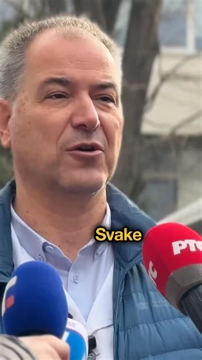 Glas juga on Instagram: "DECA OSTAJU BEZ ŠAKA ZBOG PETARDI ⚠️ Lekari iz Niša upozoravaju: povrede su iz godine u godinu sve teže, a najčešće žrtve su deca i tinejdžeri. „Svake zime apelujemo, ali posledice su sve gore – amputacije, trajni invaliditet, izgubljena funkcija šaka“, poručuje dr Milan Bojanović sa Klinike za dečju hirurgiju i ortopediju. Petarde nisu igračka. Jedan trenutak nepažnje može promeniti ceo život. Praznici mogu biti lepi i bez eksplozija. 🎄 #bezpetardi #stoppirotenici #dec