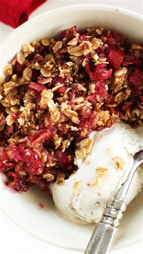 MINIMALIST BAKER on Instagram: "RASPBERRY RHUBARB CRISP! 😋 A simple, fuss-free, 8-ingredient dessert with fresh or frozen fruit (+ a vegetable 😉) and a nutty, oat-filled topping! Quick 🏃‍♀️, before summer turns everyone’s home into a sauna 🔥, invite your friends, preheat your oven, and dig in!⁠ ⁠ Comment “CRISP” and we’ll send you a link to the recipe (or you can find it in our bio → @minimalistbaker). ⁠ ⁠ #minimalistbaker #recipe #vegan #glutenfree #dairyfree #raspberries #raspberryrecipe #