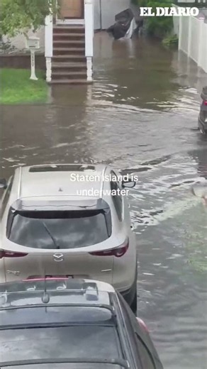 Repartidora de Amazon con el agua hasta los tobillos entrega paquetes en Staten Island / El Diario