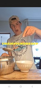 CHAMPIGNONSOEP 🍄‍🟫🥣 | Recept 👇 Als ik een soep-recept deel krijg ik in de comments meestal de vraag of ik ook eens champignonsoep kan maken. Toevallig maakt mijn moeder Michelin-waardige champignonsoep: dus hier is het recept! Recept 🌟 9,5 ⏳️ 30 minuten de bouillon moet afkoelen 🥣 3 kommen (ongeveer 1 liter soep) Ingrediënten: - 250 gram champignons - 1 tl tijm - 60 gram roomboter - 1 el gefrituurde uitjes - 50 gram bloem - 150 ml kookroom - 1 blokje paddenstoelen bouillon - peper en zout 