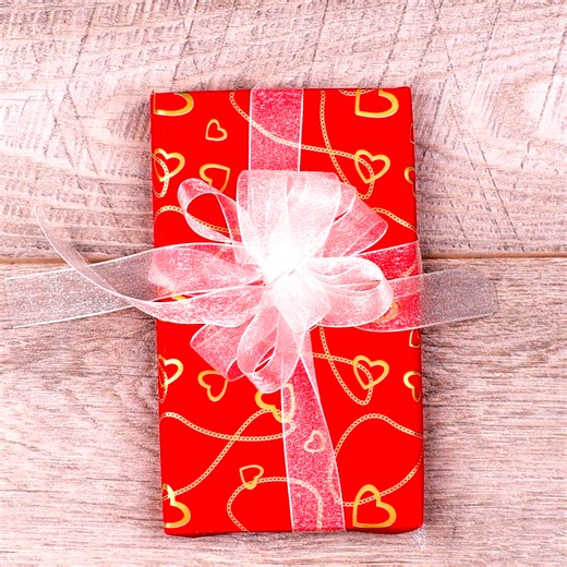 Big ribbon bow tutorial for gorgeous gift wrap 🎀