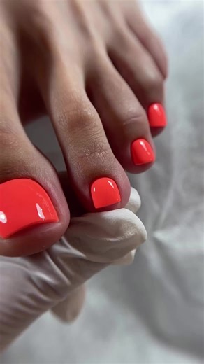 RUSSIAN PEDICURE 🦶💅 A Russian pedicure is a safe, quick & effective way to create beautiful nails. In a traditional manicure or pedicure, cuticles are pushed back and removed using hand held tools like pushers or nippers, whereas with a Russian manicure / pedicure the same is achieved by using diamond bits and electric tools for cleaner, longer-lasting results! This method is ideal for those with dead skin or very short, thin or damaged nails as the cuticle is 100% removed so you will notice s