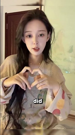 THESE PEOPLE HAVE AN EXTRA FINGER ON THEIR HAND😲