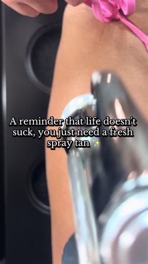 There's nothing better than a custom glow mixed just for you ✨ Because even after a bad day, tanning is always an option 😉🤞🏼 Custom formula means no orange, like ever, so you can always be assured that your tan develops flawlessly with 14x certified techniques and pro application methods 🤎 Come get your weekly