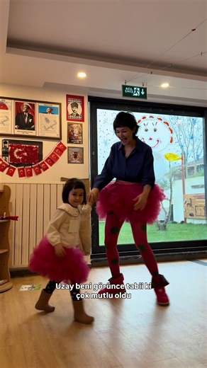 Bilimsel olarak kanıtlandı mı bilmiyorum ama neşeli kıyafetler enerjiyi kesin yükseltiyor 😄✨ Karne günü anne–kız kombiniyle okula gittik. İzleyen herkese bol neşe, kahkaha ve renk diliyoruz 💕 #annekızkombin #atölyeden #annekızstili