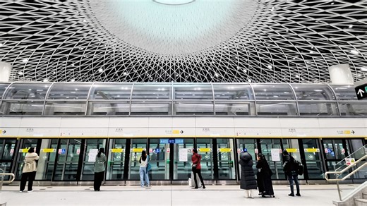 Une station de métro futuriste en Chine aujourd'hui