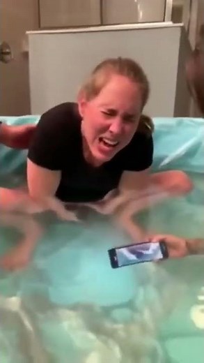 Girl Giving Baby In Water Water Birth Baby #Shorts #BabyHomebirth #baby #givebirth #Newborn