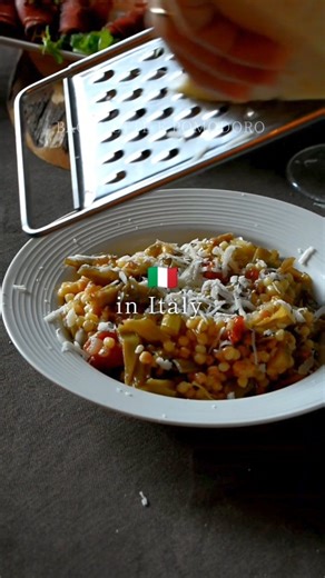 bacchette e pomodoro on Instagram: "3連休だった週末。 ハンガリーはブダペストから友人が遊びに来てたので、こんなランチを作ってました。 秋冬物のカルチョーフィが出回り出したので、カルチョーフィのフレグラ、山羊乳のウォッシュチーズ、生ハム盛り合わせ（ブレサオラ•コッパ•サラミ）で、デザートは彼がいつもブダペストから持ってきてくれるハンガリーの伝統菓子であるジェルボー🇭🇺 美味しい週末でした😋 . . . #カルチョーフィ #アーティチョーク #フレグラ"