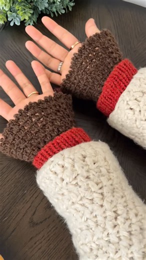 Hello, I’m Wan 😍 | Layering makes every outfit better, and this crochet ruffle cuff is the perfect add-on. Full tutorial on KnitcroAddict YouTube.... | Instagram