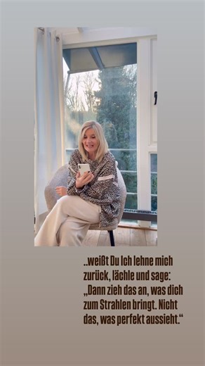 Einfachschön on Instagram: "„Lese es mal bis zu Ende 🤎… erkennst du dich ? Ich hab nichts zum Anziehen…“ Diese fünf Worte treffen mich hart🤎 Am anderen Ende der Leitung höre ich sie seufzen. Der Kleiderschrank voll. Das Bett voller Optionen. Und trotzdem: nichts.In diesem Moment geht es nicht mehr um Kleidung. Es geht um diesen einen Moment.. Um Selbstzweifel. Um den Blick in den Spiegel, der plötzlich zum größten Kritiker wird. Ich lehne mich zurück, lächle und sage: „Dann zieh das an, was di