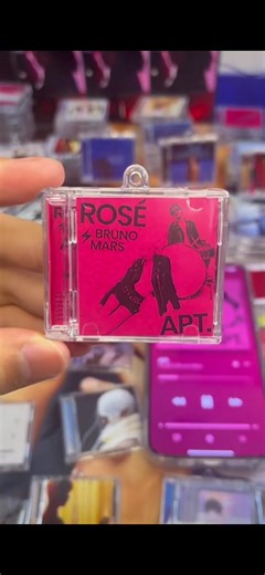 ណាគឬស្រឡាញ់ keychain Apt ខ្លះ? អត់ជាប់ Grammy តែជាប់ក្នុងបេះដូងអ្នកលក់ហើយបទនេះ 💞🤭🥹🫶 #apt #fyp #keychain