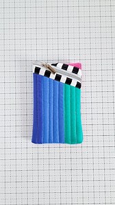 The Hemingway Pouch - 5 Ways in 5 Days! This week I'm sharing five unique variations of the Hemingway Pouch to show how easy it is to change up the look of this versatile pattern. 🥰 Day #5: Use the triangle cut-off to make a tiny Hemingway Pouch! Here, I'm using the cut-off from the XL Hemingway Pouch I shared yesterday to make a small matching pouch. Lay out the triangle piece to decide how much you'd like to cut off. The more you cut off, the taller and skinnier the pouch will be. The less yo