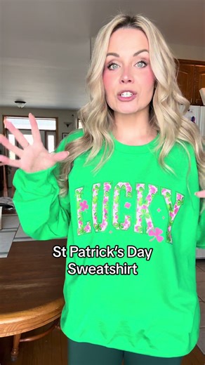 I am in the mood for all the bright and fun colors right now and this one is so pretty!! The print is gorgeous and available in 10 different sweatshirt colors, I chose the Irish green. 💚Perfect for St Patrick’s Day with a beautiful pink and green print! Seasonal sweatshirts make me so happy and this one meets all my criteria! I’m wearing a size large, I’m 5’1”, 135lbs. ☘️ #stpatricksday #sweatshirt