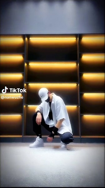 #扭一扭 #魔力电音舞 #一学就会系列 #danceboy 背过离骚也没用 我们有三个！