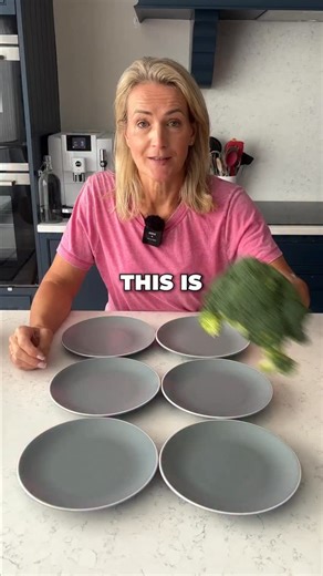 317K views · 25K reactions | High Volume foods help you feel full and give you lots of nutrients Make sure to include lots of it into your diet 100 calories each 350g broccoli 350g strawberries 470g peppers/capsicum 600g courgette/zucchini 300g watermelon 20g popcorn #macros #caloriecomparison #highvolume #highvolumelowcalorie | Beatrice Caffrey | Facebook