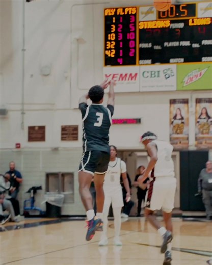 casual full court shot to end the 3rd… #basketball #hype #fullcourt #buzzerbeater #shooter