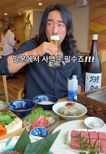 🥩 교토고텐고 도톤보리(和牛 すき焼き 京都五天五 道頓堀) 도톤보리 한복판에서 즐긴 프리미엄 와규 스키야키 코스! 제가 주문한 8,800엔 상(上) 코스는 총 6가지로 구성되어 있으며, ✔️ 고베규 사시미 ✔️ 우설조림 ✔️ 스테이크식 스키야키 ✔️ 정통 스키야키 ✔️ 밥 ✔️ 디저트 고베규 사용 지정 인증서가 비치되어 있어 믿고 즐길 수 있었고, 스테이크는 육즙이 풍부하면서도 입안에서 부드럽게 녹았습니다. 채끝등심으로 즐기는 정통 스키야키는 달콤한 육수에 신선한 야채를 함께 끓인 뒤 계란에 찍어 먹으니 풍미가 더욱 깊어졌어요. 시원한 생맥주와 깔끔한 사케까지 곁들이니 정말 만족스러운 한 끼였습니다. 도톤보리와 난바 중심가에 위치해 글리코상, 쇼핑거리와 함께 방문하기 좋고, 1인 스키야키도 가능해 혼밥이나 여행객에게도 추천드립니다. 부모님이나 가족과 함께 방문하기에도 좋은 분위기의 와규 전문점입니다. 📍교토고텐고 도톤보리 (和牛 すき焼き 京都五天五 道頓堀) 🗾 일본 주소 〒542