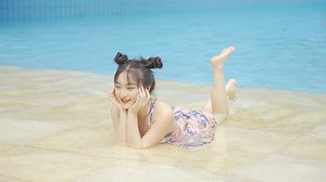 4k少女泳池岸边惬意玩耍