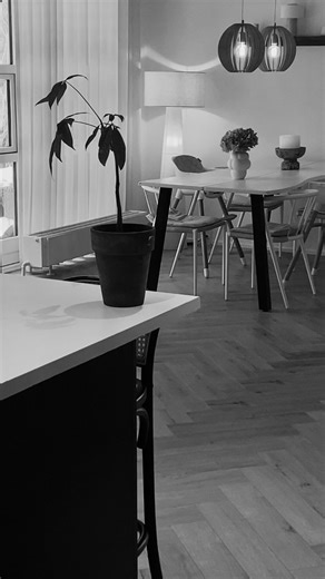 Nadia Møller Laz on Instagram: "I den meningsmåling jeg oprettede forleden, var i helt klart flest som synes bordet skulle stå den anden vej. Men altså, kunne mærke, der skulle ske noget forandring, og efter vi fik bordet og loftslamperne vendt, er jeg faktisk slet ikke i tvivl om, at det er det helt rigtige ✨ Så måske er det her bare lige en reminder om, at selvom andre har en holding til, hvad du skal gøre, er det ikke nødvendigvis det rigtige for dig 🫶🏼"