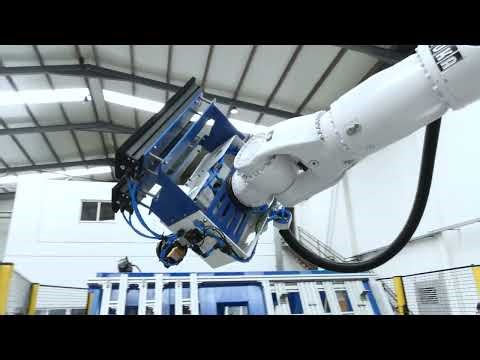 Robot that manufactures and stacks complete pallets