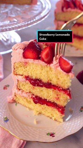 Luscious Strawberry Lemonade Cake Recipe
